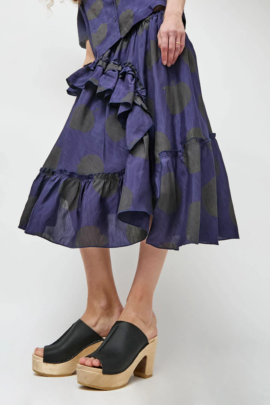 No.6 Front Seam Clog on Platform in Black - Image 4