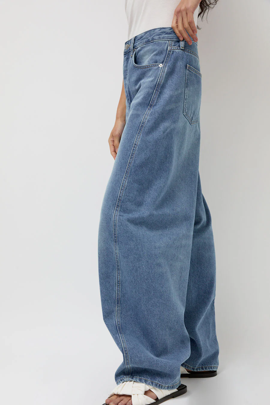 St. Agni Mid Rise Balloon Jeans in 90s Blue - Image 4